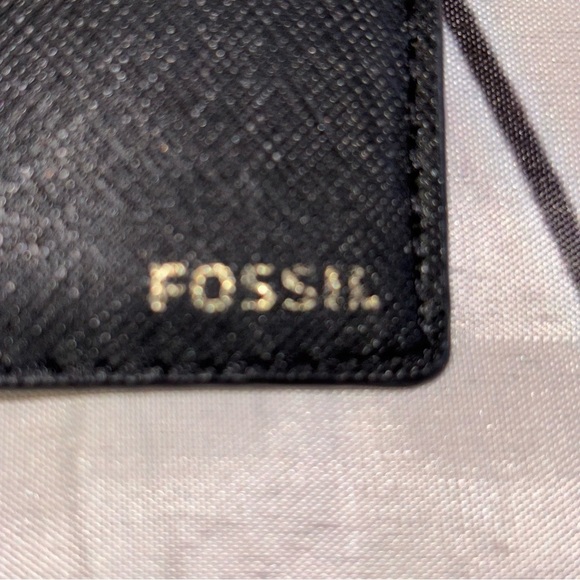 FOSSIL RFID Passport Case - Picture 3 of 4